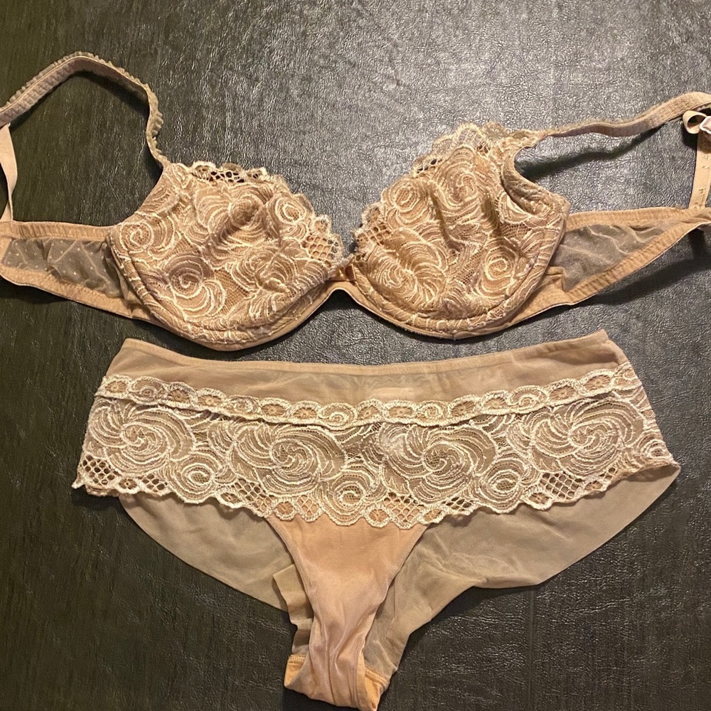 La Perla Lace Bra and Panty Set in Cream